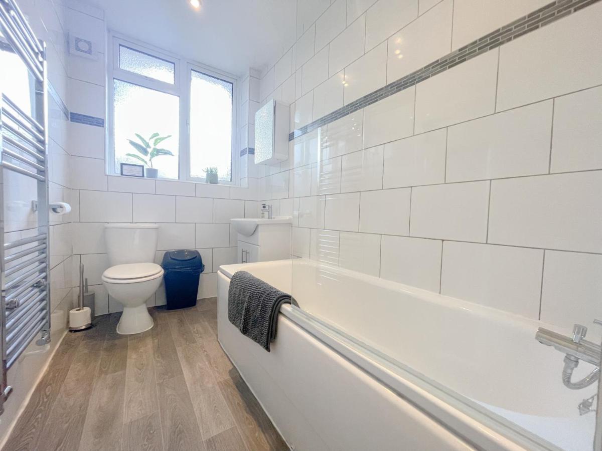 Large 3 Bedroom & 2 Bath - Ground Floor With Parking Борнмът Екстериор снимка