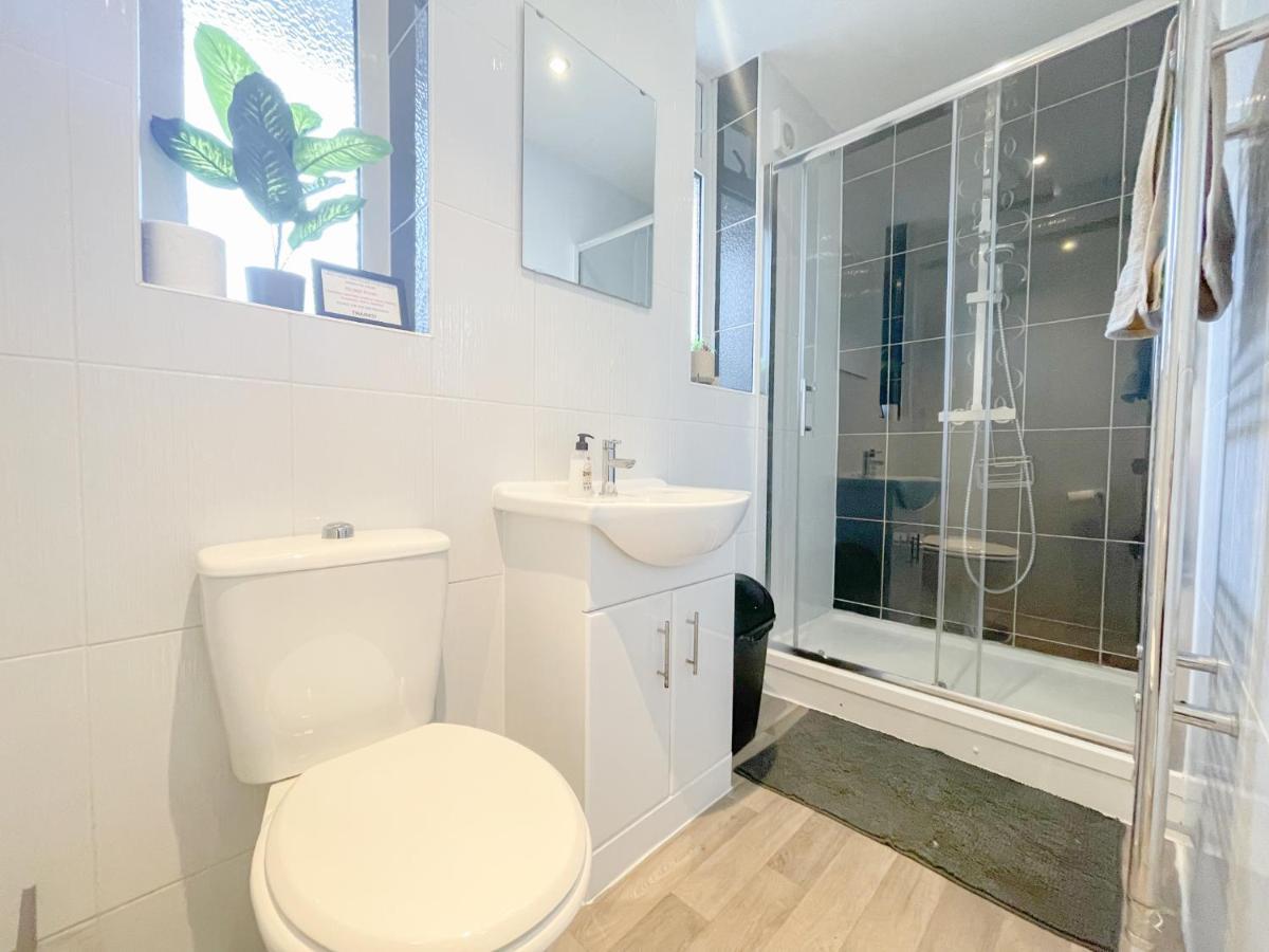 Large 3 Bedroom & 2 Bath - Ground Floor With Parking Борнмът Екстериор снимка